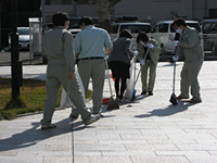 『勤マルの日』ボランティア活動（当社施工２橋及び周辺歩道の清掃・美化）